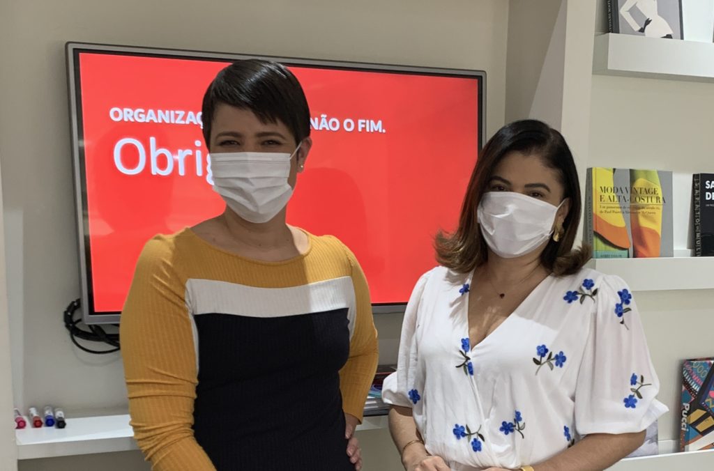 duas mulheres sorrindo de mascara